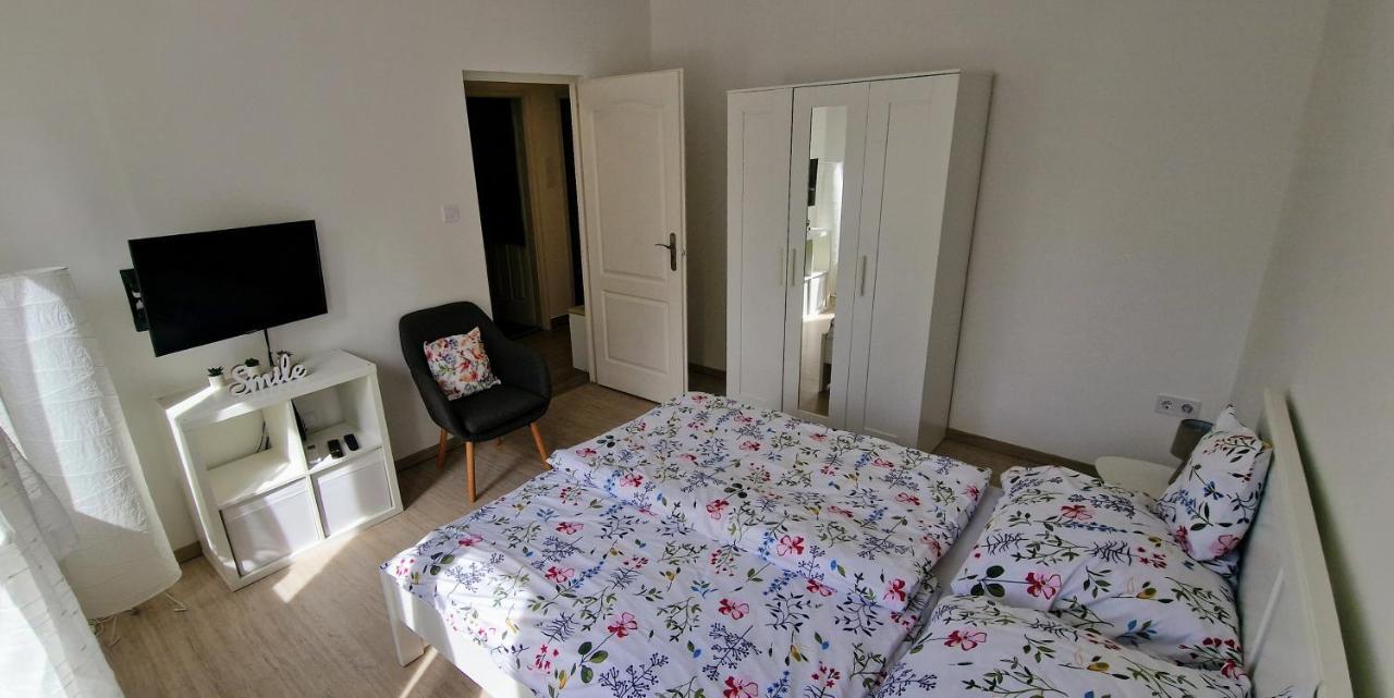 Appartement Cili Apartman Eger Extérieur photo
