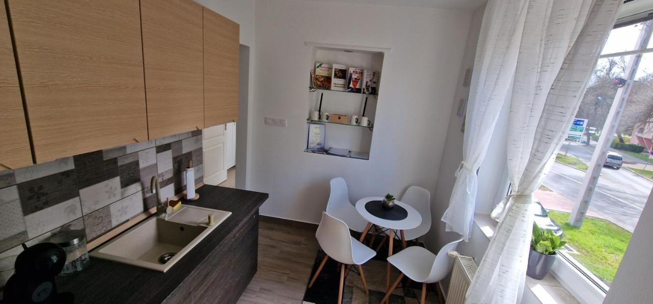 Appartement Cili Apartman Eger Extérieur photo